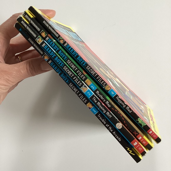4 Hardy Boys Secret Files books - Picture 3 of 5